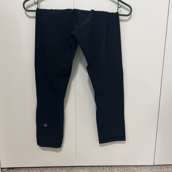 Lulu Lemon Low Rise Reversible Capris - Picture 2 of 2